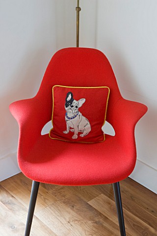 BEN_DE_LISI_HOUSE_AND_GARDEN__LONDON_RED_CHAIR_IN_LIVING_ROOM_WITH_BEN_DE_LISI_DOG_CUSHION