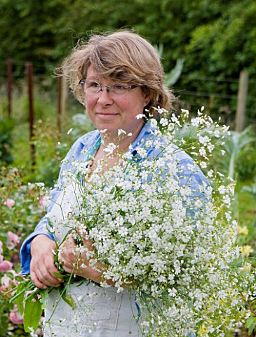 COMMON_FARM_FLOWERS_SOMERSET_SUMMER_FLOWER_FARMER_AND_FLORIST_GEORGIE_NEWBERRY_WITH_AN_ARMFUL_OF_FRE