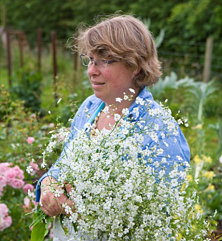 COMMON_FARM_FLOWERS_SOMERSET_SUMMER_FLOWER_FARMER_AND_FLORIST_GEORGIE_NEWBERRY_WITH_AN_ARMFUL_OF_FRE