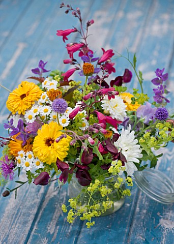COMMON_FARM_FLOWERS_SOMERSET_SUMMER_FRESHLY_CUT_FLOWERS_IN_GLASS_CONTAINER_ON_BLUE_BENCH__TABLE__FLO