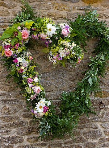 COMMON_FARM_FLOWERS_SOMERSET_SUMMER_FLORAL_WREATH_MADE_FROM_FRESH_FLOWERS_PICKED_FROM_THE_GARDEN__RO