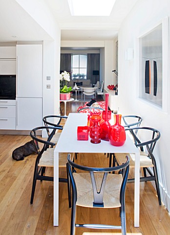 BEN_DE_LISI_HOUSE__LONDON_THE_KITCHEN_WITH_DINING_AREA__WHITE_TABLE_AND_RED_GLASS_WITH_VINTAGE_MURAN