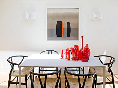BEN_DE_LISI_HOUSE__LONDON_THE_WHITE_DINING_TABLE_IN_THE_KITCHEN_WITH_RED_GLASS_AND_MURANO_PIECES_ON_
