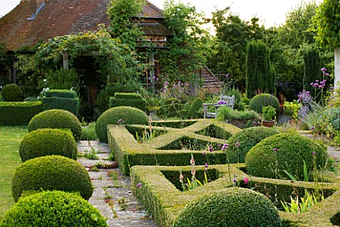 WOOLSTONE_MILL_HOUSE_OXFORDSHIRE_FORMAL_PARTERRE_IN_FRONT_OF_HOUSE_WITH_STONE_PATH_BOX_BALLS_AMD_PER