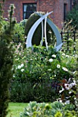 CHENIES MANOR, BUCKINGHAMSHIRE: METAL SCULPTURE IN THE WHITE GARDEN WITH DAHLIAS, NICOTIANA AND LAVENDER - CLASSIC ENGLISHG GARDEN, COUNTRY GARDEN, LAWN