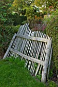 MARCHANTS HARDY PLANTS, EAST SUSSEX: WAVY CHESTNUT FENCE. FENCING, HEDGE, HEDGING, COUNTRY, GARDEN, ENGLISH, BOUNDARY, BOUNDARIES