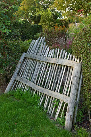 MARCHANTS_HARDY_PLANTS_EAST_SUSSEX_WAVY_CHESTNUT_FENCE_FENCING_HEDGE_HEDGING_COUNTRY_GARDEN_ENGLISH_