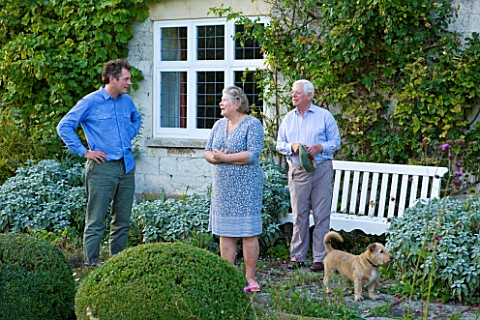 WOOLSTONE_MILL_HOUSE_OXFORDSHIRE_OWNER_JUSTIN_SPINK_WITH_PARENTS_PENNY_AND_ANTHONY_AND_THEIR_DOG_IN_