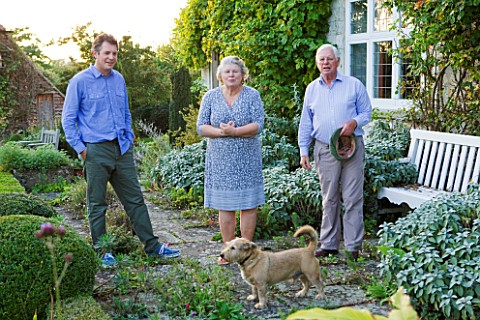 WOOLSTONE_MILL_HOUSE_OXFORDSHIRE_OWNER_JUSTIN_SPINK_WITH_PARENTS_PENNY_AND_ANTHONY_WITH_THEIR_DOG