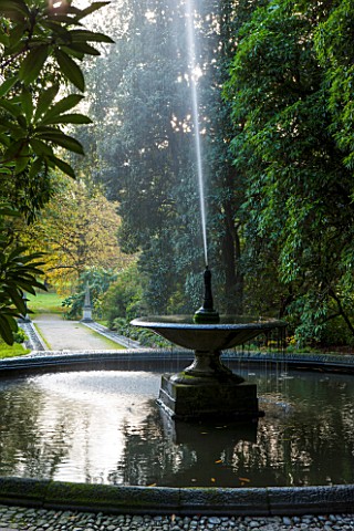 HOLKER_HALL__CUMBRIA_THE_FOUNTAIN_AND_POOL_IN_AUTUMN