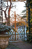 SEDGWICK PARK, WEST SUSSEX. ORNATE CAST IRON ENTRANCE GATE FOR GARDEN VISITORS. METAL, JANUARY, RUSTED, WINTER.