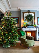 BUTTER WAKEFIELD HOUSE, LONDON. CHRISTMAS: SITTING ROOM DECORATED WITH CHRISTMAS TREE. FIREPLACE WITH WREATH ABOVE MADE BY BUTTER WAKEFIELD