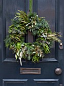 BUTTER WAKEFIELD HOUSE, LONDON. CHRISTMAS: FRONT DOOR WITH HAND-MADE WREATH BY BUTTER WAKEFIELD