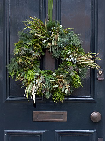 BUTTER_WAKEFIELD_HOUSE_LONDON_CHRISTMAS_FRONT_DOOR_WITH_HANDMADE_WREATH_BY_BUTTER_WAKEFIELD