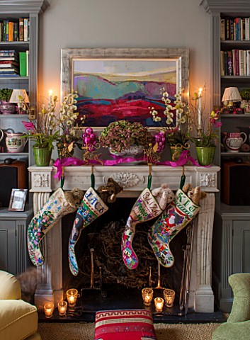 BUTTER_WAKEFIELD_HOUSE_LONDON_FAMILY_ROOM_AT_CHRISTMAS_STOCKINGS_HANG_FROM_THE_MANTLEPIECE_ORCHIDS_A