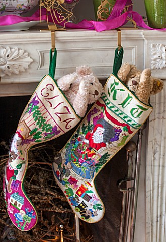 BUTTER_WAKEFIELD_HOUSE_LONDON_FAMILY_ROOM_AT_CHRISTMAS_HANDNEEDLEPOINTED_STOCKINGS_BY_BUTTER_HANG_FR