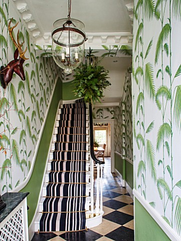 BUTTER_WAKEFIELD_HOUSE_LONDON_THE_HALLWAY_CHRISTMAS_STRIKING_ENTRANCE_WITH_PALM_FROND_DECORATED_WALL