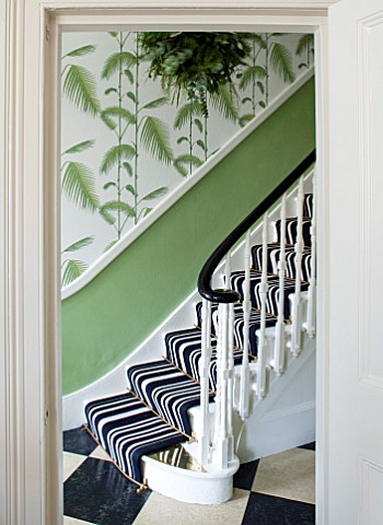 BUTTER_WAKEFIELD_HOUSE_LONDON_HALLWAYSTAIRS_AT_CHRISTMAS_DETAIL_OF_STAIRS_WITH_BOLD_STRIPED_CARPET_A