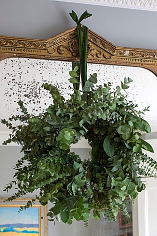 BUTTER_WAKEFIELD_HOUSE_LONDON_THE_SITTING_ROOM_AT_CHRISTMAS_WREATH_HANDMADE_BY_BUTTER_FROM_EUCALYPTU
