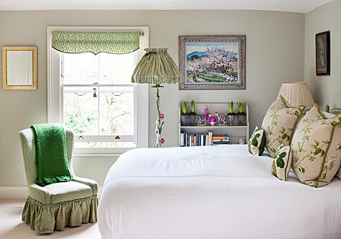 BUTTER_WAKEFIELD_HOUSE_LONDON_MASTER_BEDROOM_AT_CHRISTMAS_BUTTERS_SMALL_SIGNATURE_TOUCHES_OF_HER_FAV