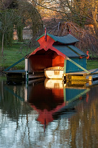 CHIPPENHAM_PARK_CAMBRIDGESHIRE_THE_BOAT_HOUSE_REFLECTED_IN_THE_LAKE_REFLECTION__WINTER