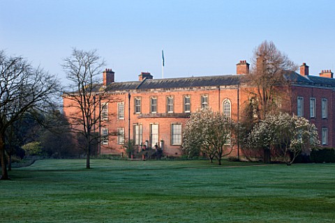 THE_NATIONAL_TRUST__DUNHAM_MASSEY_CHESHIRE_THE_HOUSE_IN_MORNING_LIGHT