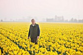 WALKERS BULBS, LINCOLNSHIRE: TAYLORS BULB FIELDS, HOLBEACH, SOUTH HOLLAND, LINCOLNSHIRE: JOHNNY WALKERS IN A FIELD FULL OF NARCISSUS CARLTON