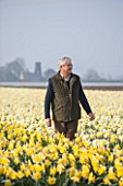 WALKERS BULBS, LINCOLNSHIRE: TAYLORS BULB FIELDS, HOLBEACH, SOUTH HOLLAND, LINCOLNSHIRE: JOHNNY WALKERS IN A FIELD FULL OF NARCISSUS