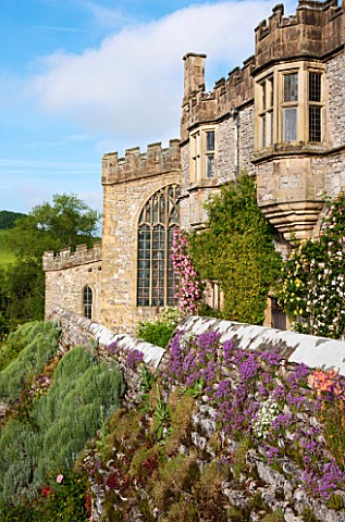 HADDON_HALL_DERBYSHIRE_PLANTED_WALL_BELOW_THE_HALL_IN_JUNE