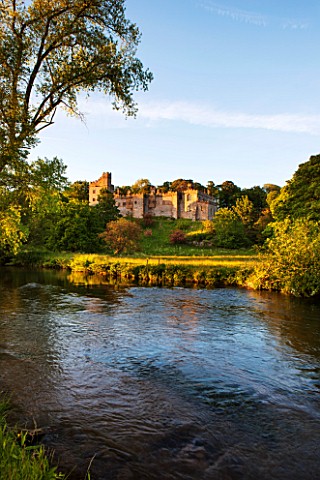HADDON_HALL_DERBYSHIRE_THE_HALL_WITH_THE_RIVER_WYE_IN_FRONT_OF_IT__EVENING_LIGHT_JUNE