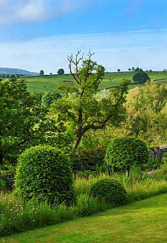 HADDON_HALL_DERBYSHIRE_VIEW_OF_THE_LOWER_GARDEN_WITH_COUNTRYSIDE_BEYOND