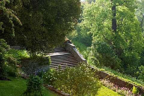 HADDON_HALL_DERBYSHIRE_VIEW_OF_STEPS_ON_TERRACE_ABOVE_THE_RIVER_WYE