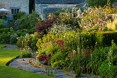 ABLINGTON_MANOR__GLOUCESTERSHIRE_CURVING_HERBACEOUS_BORDER_BY_THE_LAWN__IN_JUNE__SUMMER__FLOWERS__RO