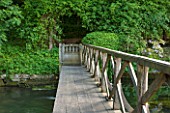 ABLINGTON MANOR  GLOUCESTERSHIRE: WOODEN FOOTBRIDGE OVER THE RIVER COLN. WATER  JUNE  SUMMER  GATE