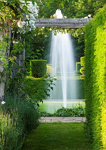 GREAT_FOSTERS_SURREY_THE_MOAT_IN_SUMMER_WITH_FOUNTAIN__WATER_WATER_GARDEN_JUNE_FORMAL_POOL_SPOUT_JET