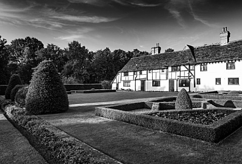LITTLE_MYNTHURST_FARM_SURREY_BLACK_AND_WHITE_PHOTO_OF_THE_HOUSE_WITH_LAWN_AND_BOX_EDGED_PARTERRE_CLI