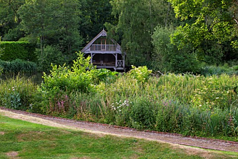 OLD_NETLEY_MILL_SHERE_SURREY_GIANT_GUNNERA__PATH_BESIDE_THE_LAKE_AND_WOODEN_BOAT_HOUSE_GREEN_SUMMER_