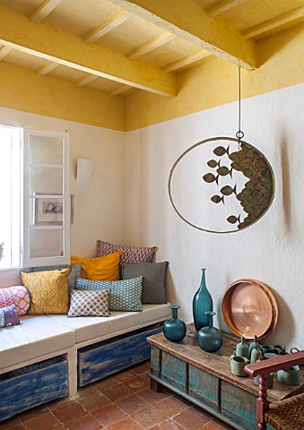 CIUTADELLA_MENORCA_SPAIN_EVELYNE_MANDEL_HOUSE__FRONT_ROOM_LIVING_ROOM__SEAT_WITH_CUSHIONS__HANGING_S