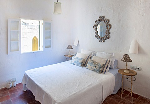 CIUTADELLA_MENORCA_SPAIN_EVELYNE_MANDEL_HOUSE__MASTER_BEDROOM__CLASSIC_BEDROOM_IN_BLUE_AND_WHITE_WIT
