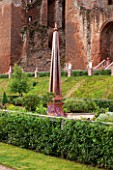 THE ELIZABETHAN GARDEN, KENILWORTH CASTLE, NEAR COVENTRY, UK. FORMAL, CLASSIC, RUINS, ANCIENT, OLD, MONUMENT
