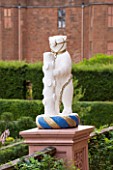 THE ELIZABETHAN GARDEN, KENILWORTH CASTLE, NEAR COVENTRY, UK. STATUE OF A BEAR AND RAGGED STAFF. THE COUNTY EMBLEM OF WARWICK. FORMAL, CLASSIC, RUINS, ANCIENT, OLD, MONUMENT