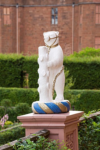 THE_ELIZABETHAN_GARDEN_KENILWORTH_CASTLE_NEAR_COVENTRY_UK_STATUE_OF_A_BEAR_AND_RAGGED_STAFF_THE_COUN
