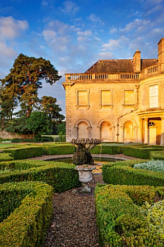 LAMPORT_HALL_NORTHAMPTONSHIRE_VIEW_OF_THE_BACK_OF_THE_HALL_AT_SUNRISE_WITH_THE_ITALIAN_GARDEN__FOUNT