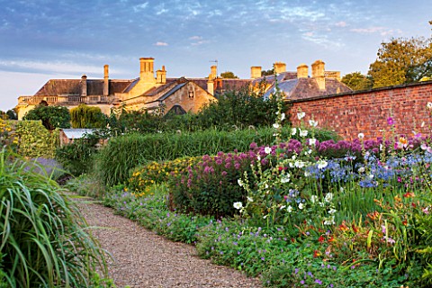 LAMPORT_HALL_NORTHAMPTONSHIRE_THE_HALL_SEEN_FROM_THE_WALLED_KITCHEN_GARDEN__CUTTING_GARDEN__JOE_PYE_