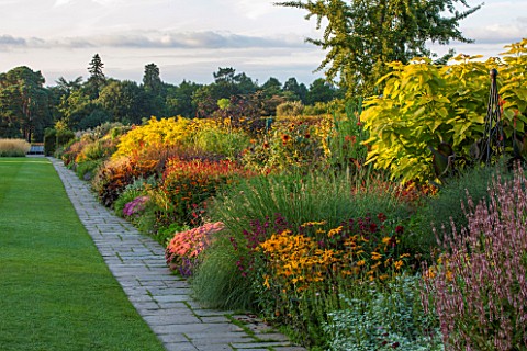 RHS_GARDEN_WISLEY_SURREY_THE_FAMOUS_DOUBLE_MIXED_BORDER_IN_SEPTEMBER_STRETCHING_128_METRES_DOWN_THE_