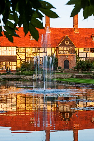 RHS_GARDEN_WISLEY_SURREY_THE_HOUSE_AND_LABORATORY_AT_SUNSET_SEEN_ACROSS_THE_CANAL_FROM_THE_LOGGIA_WA