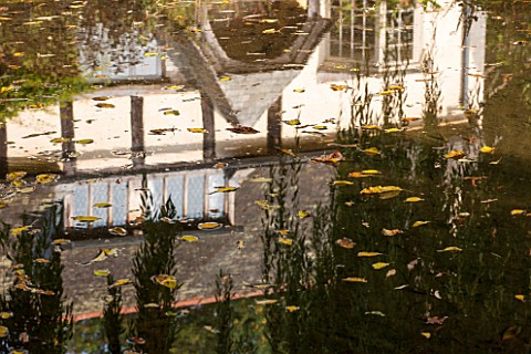 THE_LYNDALLS_HEREFORDSHIRE_REFLECTION_OF_HOUSE_IN_POOL__POND