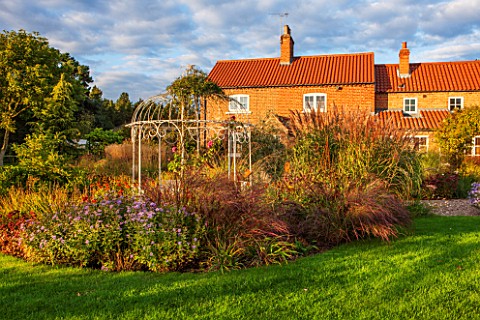 RYE_HALL_FARM_YORKSHIRE__DESIGNER_SARAH_MURCH__COUNTRY_GARDEN_WITH_GRASSES_AND_PERENNIALS_LAWN_ORNAT