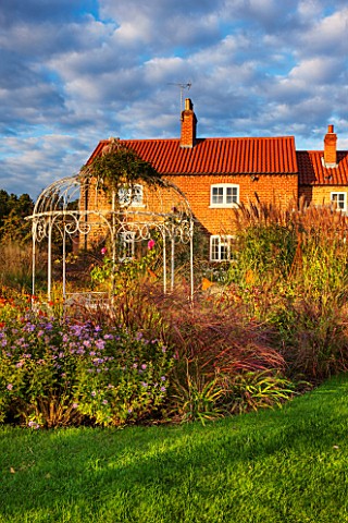 RYE_HALL_FARM_YORKSHIRE__DESIGNER_SARAH_MURCH__COUNTRY_GARDEN_WITH_LATE_SUMMER__AUTUMN_GRASSES_AND_P