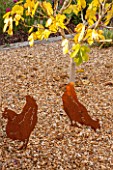 RYE HALL FARM, YORKSHIRE - DESIGNER SARAH MURCH - COUNTRY GARDEN, AUTUMN - RUSTY METAL CUT - OUT CHICKENS IN GRAVEL - ORNAMENT, FOCAL POINT, SCULPTURE